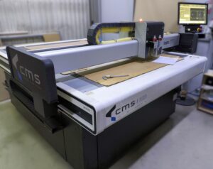 Плоттер для резки макетов и фрезерования пертинаксовых матриц Lasercomb CMS