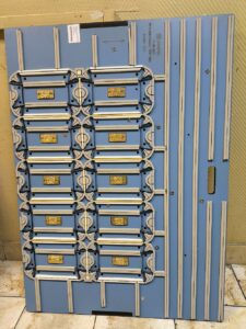 Штанцформа для плоской высечки с балансировочными ножами и клише для конгревного тиснения..